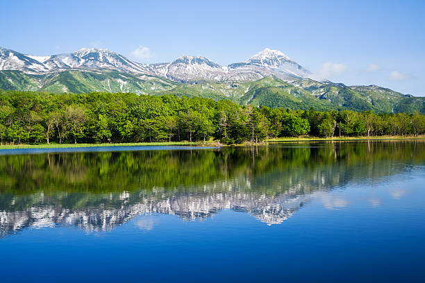 горы отражение в озеро sanko с хоккайдо, япония - огромные smoky горы стоковые фото и изображения