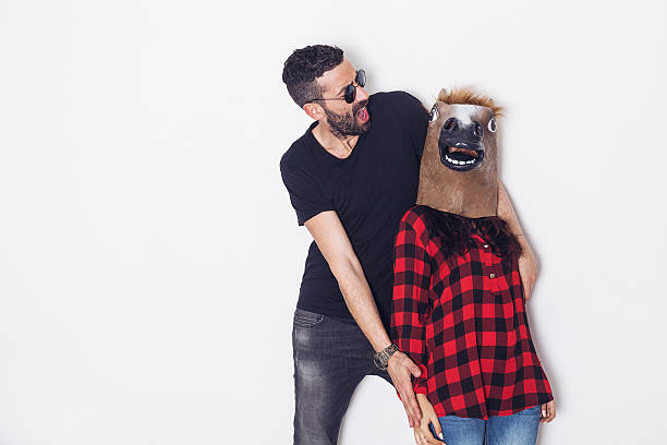 folle ritratto di coppia urlando - horse men animal head bizarre foto e immagini stock