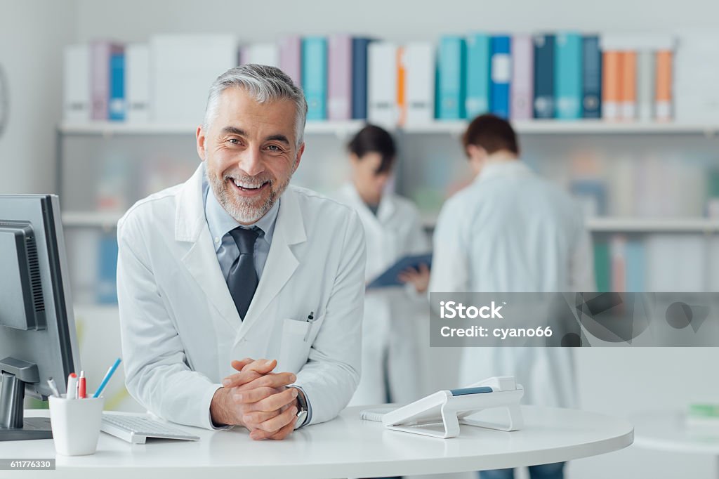 Zuversichtlicher Arzt an der Rezeption - Lizenzfrei Arzt Stock-Foto