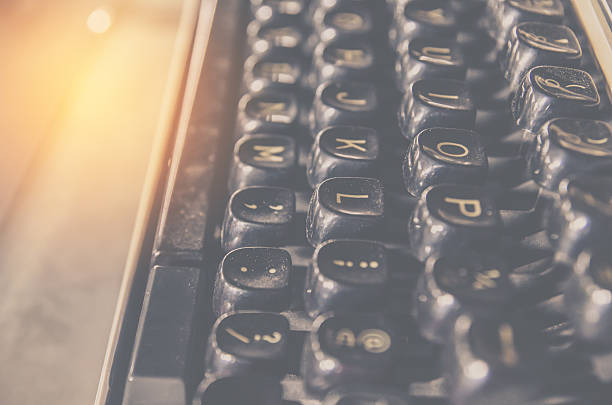 grande plano de máquina de escrever vintage estilo retrô - typewriter sepia toned old nostalgia imagens e fotografias de stock