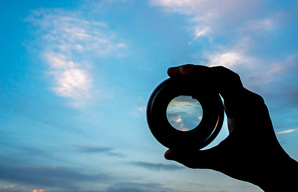 ręka trzymając obiektyw oglądania cloudscape - lens camera focus photography zdjęcia i obrazy z banku zdjęć