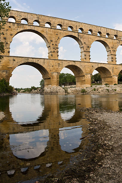 ニーム、フランスの近くのポン・デュ・ガール - aqueduct roman ancient rome pont du gard ストックフォトと画像