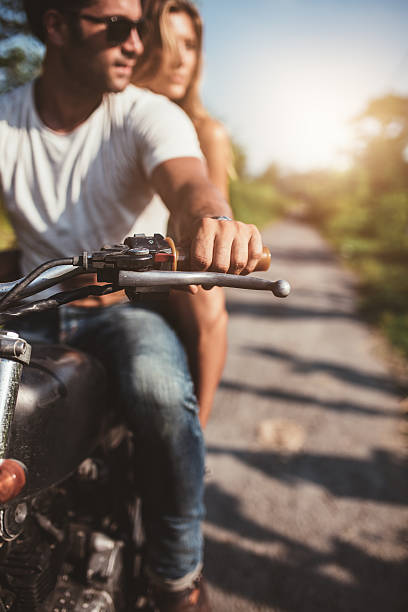 男はガールフレンドとオートバイに乗って - motorcycle handlebar road riding ストックフォトと画像