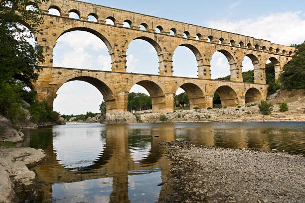 ニーム、フランスの近くのポン・デュ・ガール - aqueduct roman ancient rome pont du gard ストックフォトと画像