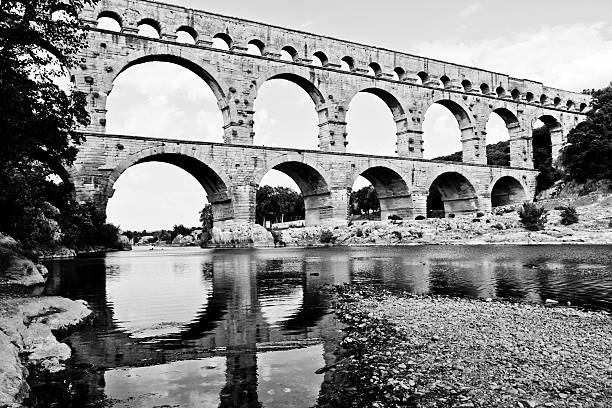 ニーム、フランスの近くのポン・デュ・ガール - aqueduct roman ancient rome pont du gard ストックフォトと画像