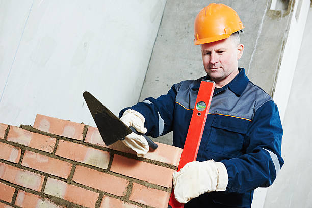 mason trabalhador de construção de pedreiro  - mason brick bricklayer installing - fotografias e filmes do acervo