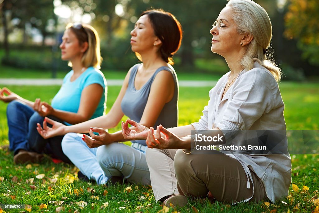 Yoga in der Natur  - Lizenzfrei Meditieren Stock-Foto