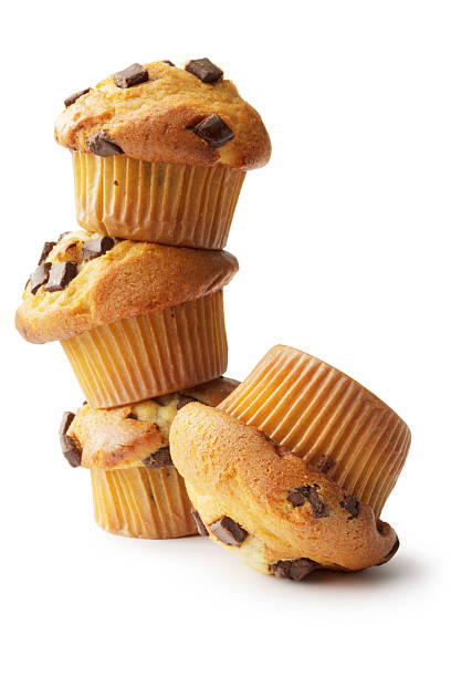 ciasto: babeczki izolowane na białym tle - muffin zdjęcia i obrazy z banku zdjęć