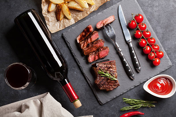 striploin bistec a la parrilla y un vino tinto - balsamic vinegar bottle vinegar red wine fotografías e imágenes de stock