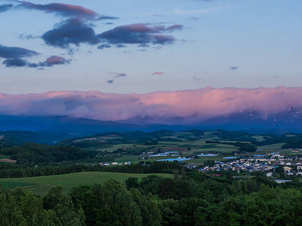 abend hill - biei stadt stock-fotos und bilder