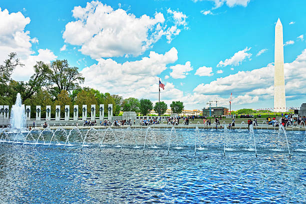 fountain in wwii memorial with washington monument in the back - veteran world war ii armed forces military imagens e fotografias de stock