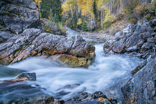 Crystal River en las Montañas Rocosas de Colorado photo