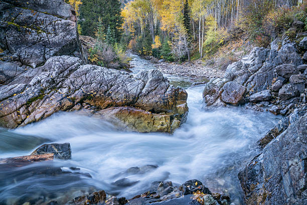 crystal river en las montañas rocosas de colorado - crystal fotografías e imágenes de stock