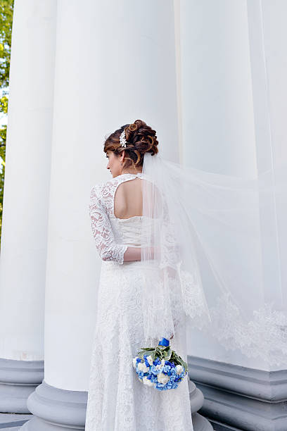 la beauté de la mariée en robe de mariée avec bouquet de dentelle et de voile - veil bride lace married photos et images de collection