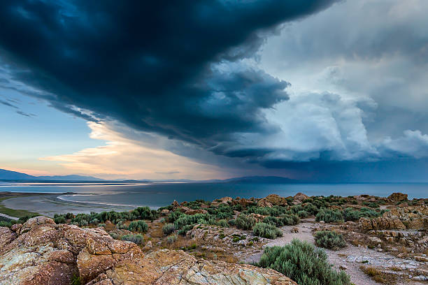 nuvens de tempestade no mar - boulder lake - fotografias e filmes do acervo