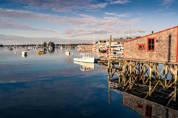 гавань с деревенским рыбацким пирсом в штате мэн - pemaquid maine стоковые фото и изображения