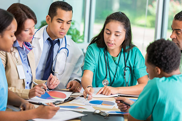 une équipe médicale diversifiée rencontre l’administration de l’hôpital - employé de ladministration photos et images de collection