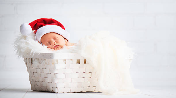 neonato dormiente in christmas santa cap - baby santa claus christmas sleeping foto e immagini stock