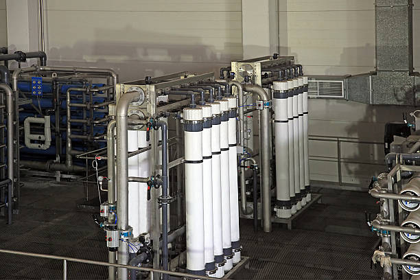 équipement d’osmose inverse à l’intérieur de l’usine - desalination plant photos photos et images de collection