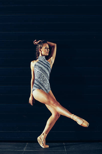 młoda piękna baletnica pozująca w nocy obok futurystycznego - jazz ballet zdjęcia i obrazy z banku zdjęć