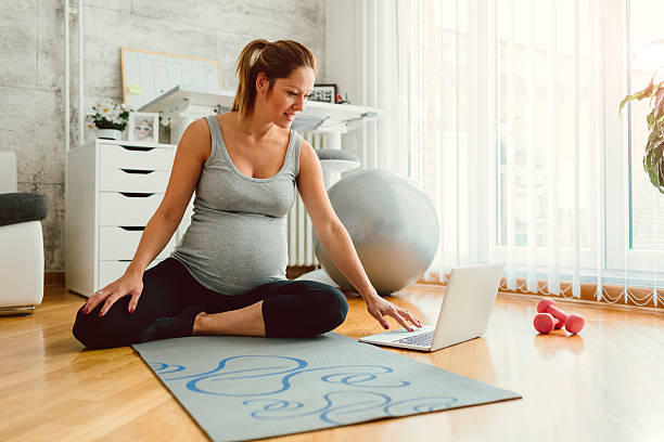 junge schwangere übungen zu hause. - human pregnancy exercising relaxation exercise sport stock-fotos und bilder