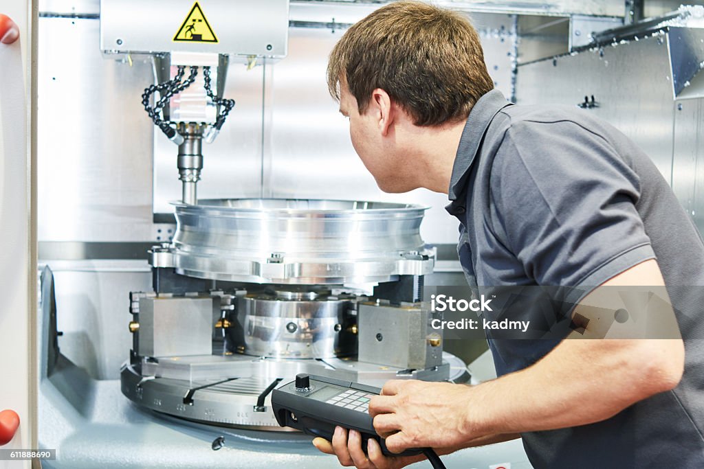 indústria de usinagem metálica. Trabalhador operando máquina de fresagem CNC - Foto de stock de Máquina CNC royalty-free