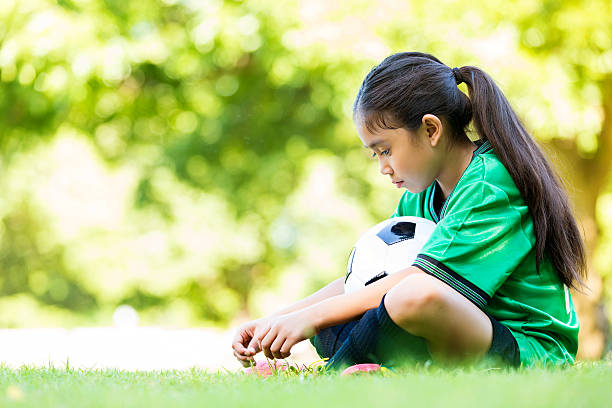 la petite fille est triste après avoir perdu un match de football - texas blues photos et images de collection