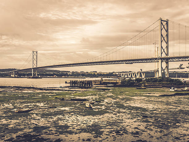 forth rail and road bridges in edinburgh - firth of forth rail bridge bridge edinburgh europe imagens e fotografias de stock