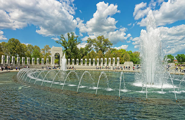 visitors at the national world war ii memorial washington dc - veteran world war ii armed forces military imagens e fotografias de stock