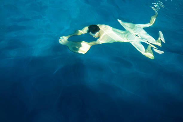 水中の男性の変態 - モダンアート ストックフォトと画像