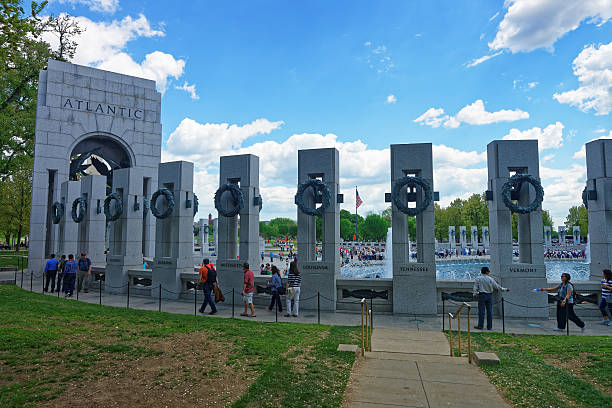 visitantes en el national world war ii memorial en washington dc - veteran world war ii armed forces military fotografías e imágenes de stock