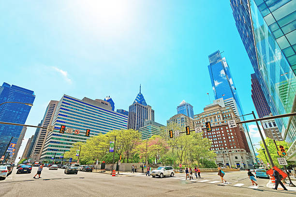 jfk boulevard und penn center mit skyline von wolkenkratzern - john f kennedy center stock-fotos und bilder