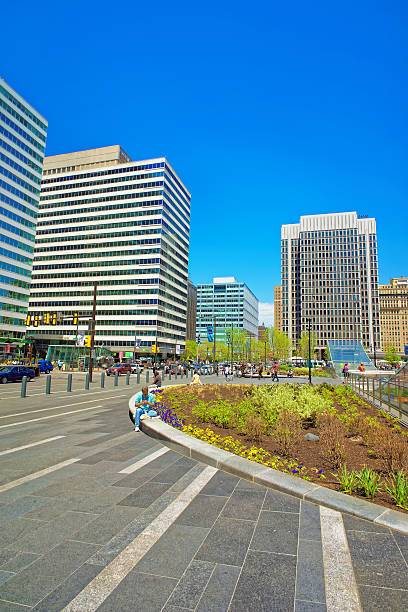 пенн-сквер и пенн-центр с небоскребами в филадельфии - penn plaza стоковые фото и изображения