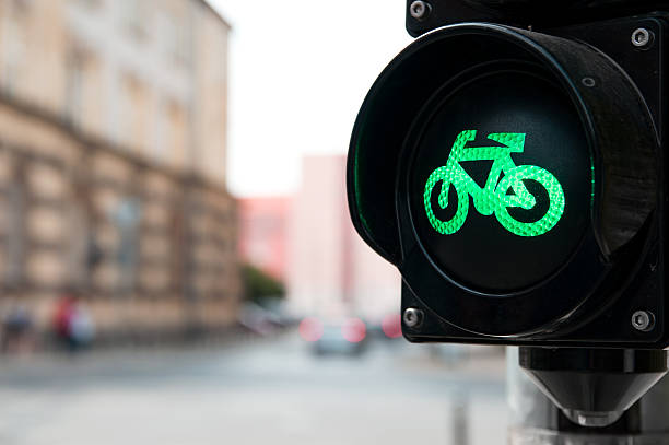 自転車用の緑色のライトを備えた信号機 - bicycle sign symbol bicycle lane ストックフォトと画像