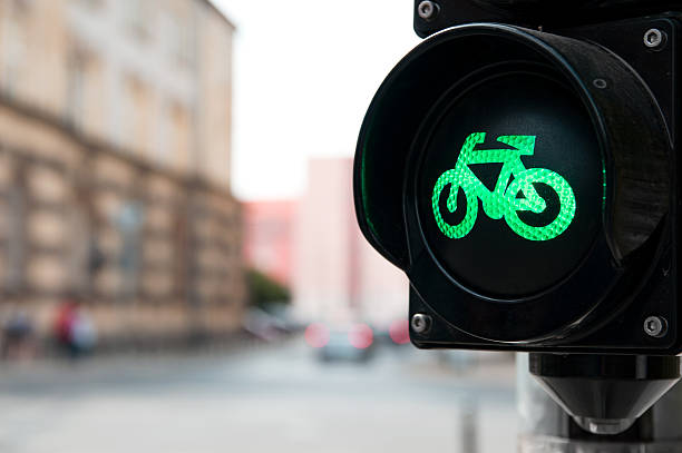 sygnalizacja świetlna z zielonym światłem dla roweru - bicycle lane zdjęcia i obrazy z banku zdjęć