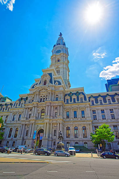мэрия филадельфии с памятником уильяму пенну на башне - penn plaza стоковые фото и изображения