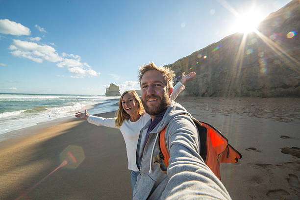 젊은 부부는 깁슨스 단계 해변에서 셀카 초상화를 - australia photographing camera beach 뉴스 사진 이미지