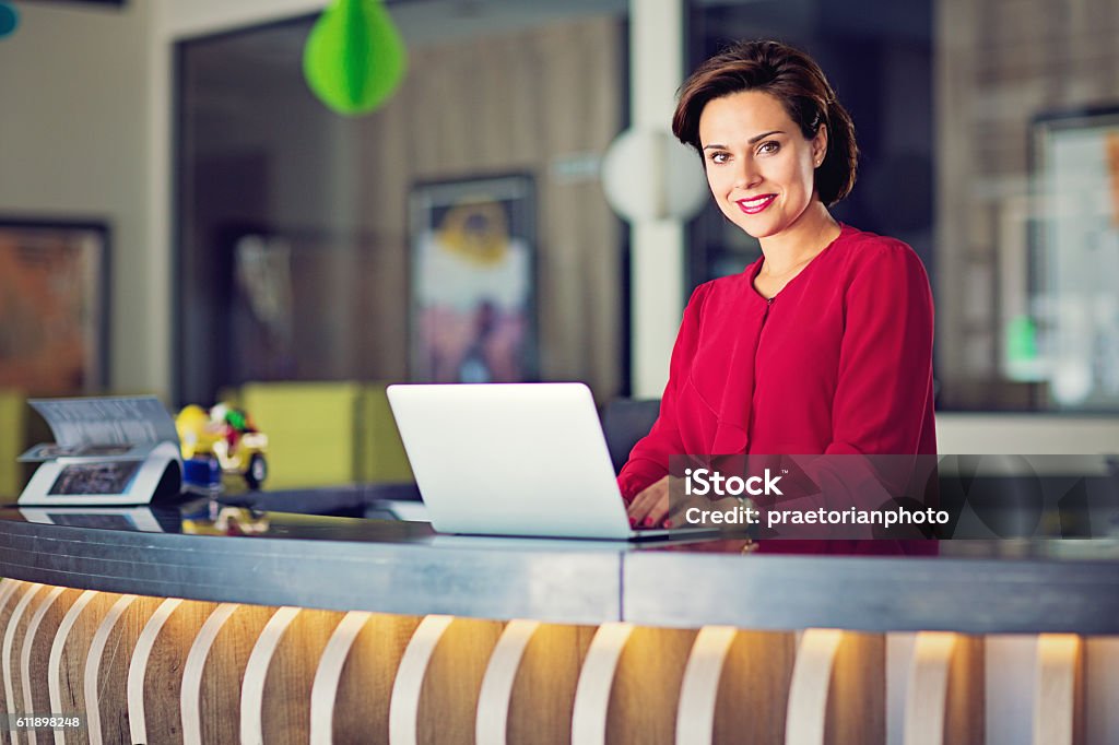 Geschäftsfrau am Schreibtisch - Lizenzfrei Hotelrezeption Stock-Foto