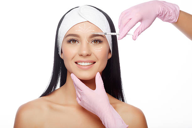 iniezioni di viso anti-invecchiamento - plastic beauty injecting protective glove foto e immagini stock