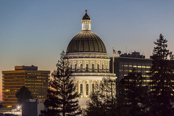 california state capitol dome dusk view - california state capitol building foto e immagini stock