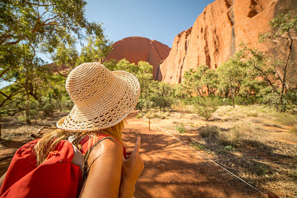 femme randonneuse en australie - emu australia northern territory outback photos et images de collection