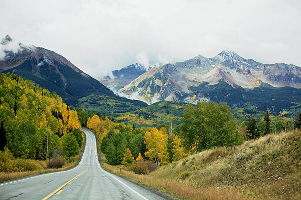 on the road a telluride, colorado - mountain mountain range colorado autumn foto e immagini stock