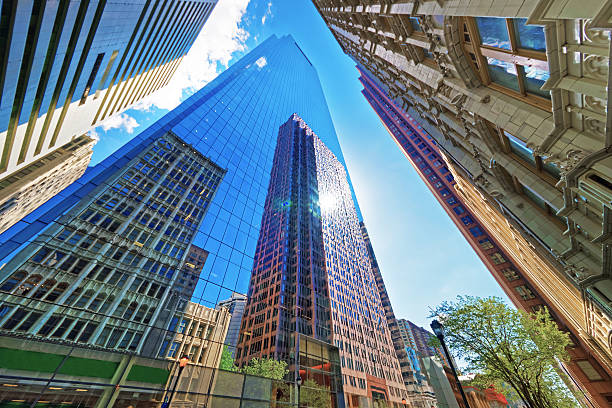 필라델피아의 유리에 반사된 고층 빌딩의 상향식 전망 - central district 뉴스 사진 이미지
