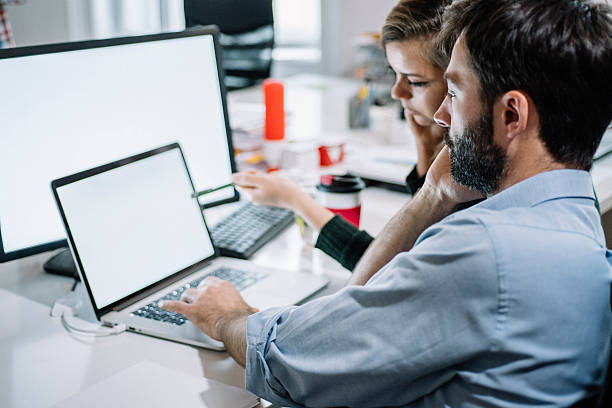 młodzi koledzy pracujący nad projektem - women togetherness teaching laptop zdjęcia i obrazy z banku zdjęć