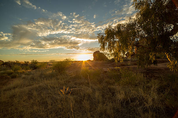 mármoles del diablo al amanecer, territorio del norte, australia - marble geometric shape spirituality travel destinations fotografías e imágenes de stock