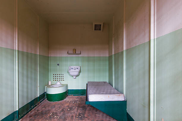 산 프란시코 ca의 알카트라즈 섬 감옥 내부 - prison cell prison bars corridor photography 뉴스 사진 이미지