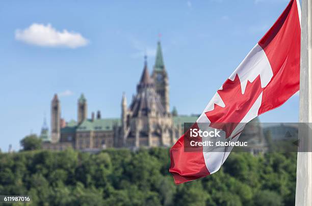 Bandiera Canadese Che Sventola Con La Collina E La Biblioteca Del Parlamento Buildings - Fotografie stock e altre immagini di Canada