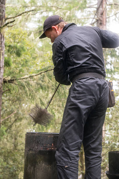 camino spazzacamino pulizia camino - chimney sweeping foto e immagini stock