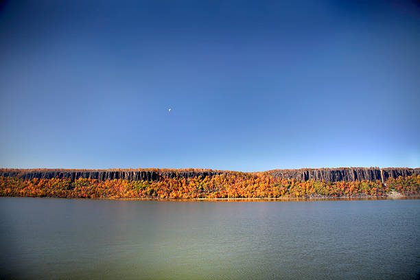 秋のハドソン川沿いのパリセード崖 - landscape usa vibrant color riverbank ストックフォトと画像