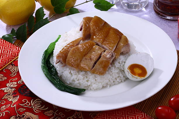 Frango com Molho de Soja (油鸡) no arroz com ovo de pato salgado - foto de acervo